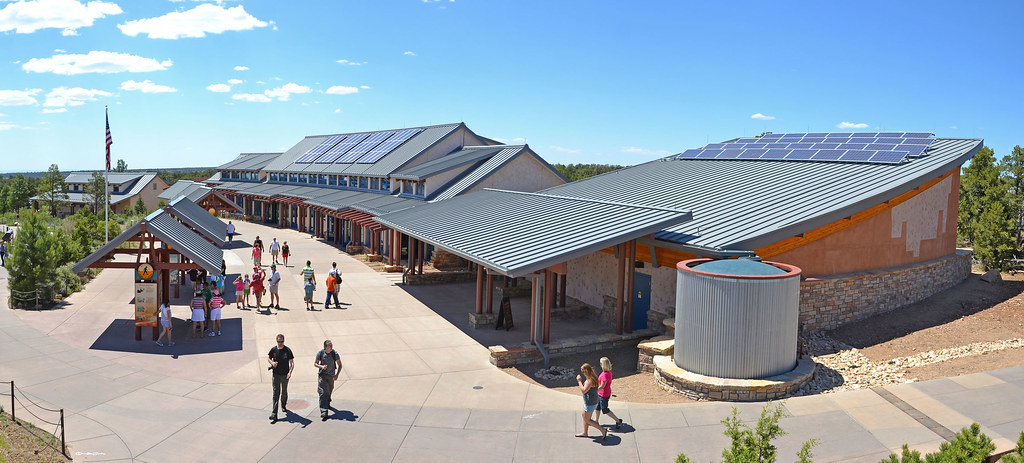 Öffentliches Gebäude mit Solaranlage